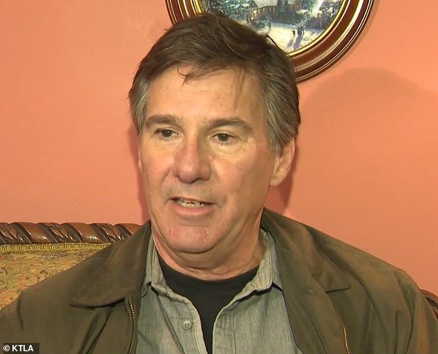 Propietario enojado de Los Ángeles en el infierno después de que las autoridades de California le prohibieron sacar al oso pardo gigante que estaba en cuclillas en su casa.