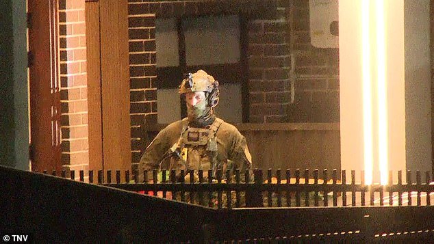 Desarrollo explosivo: un hombre es arrestado y acusado de planear un tiroteo después de que policías fuertemente armados irrumpieran en una casa en Fairfield West