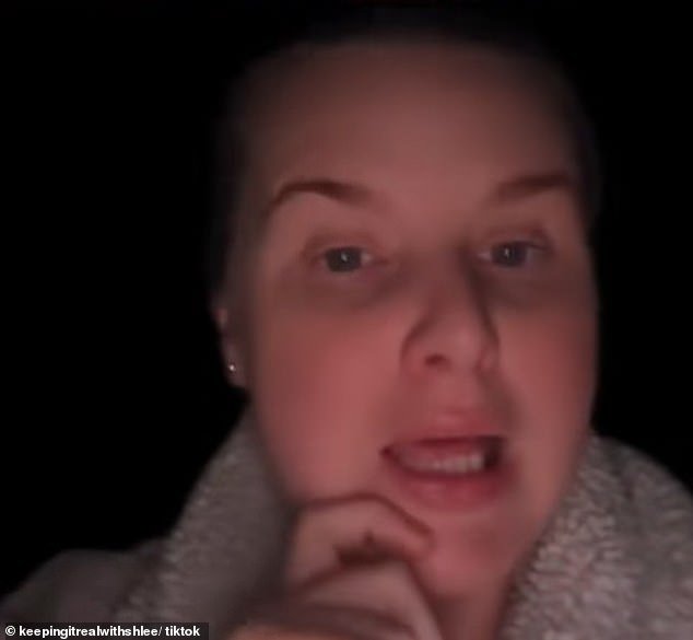 Madre indignada explota en la guardería después de notar cambios realmente impactantes en su hija CUATRO veces después de que la recogieron