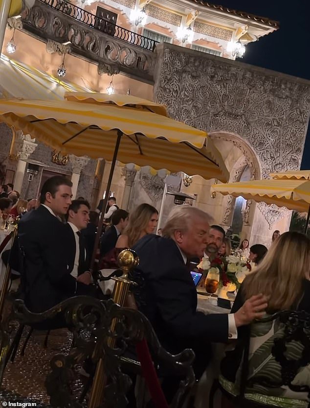 El tímido Barron Trump se mantiene reservado mientras se sienta junto a su padre en la cena de celebración en Mar-a-Lago.
