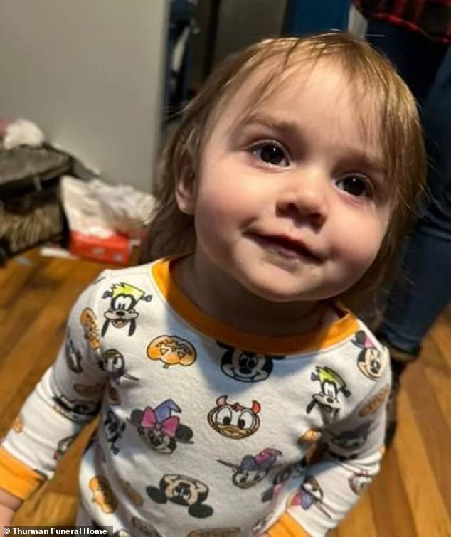 Una pareja insultó a la niña de 3 años mientras la torturaban hasta la muerte en una habitación de motel, dijo la policía.