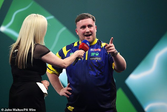 Luke Littler se vuelve contra la multitud de Ally Pally después de ser abucheado: la estrella de dardos de 18 años sobrevive al susto para llegar a los octavos de final, luego anima a los fanáticos con una secuencia de ‘premio en metálico’