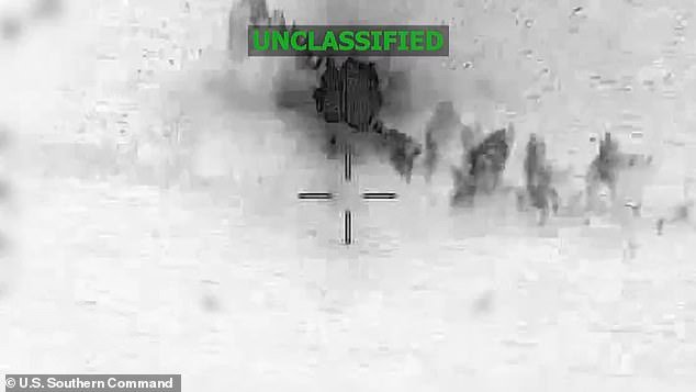 Estados Unidos ataca un “barco terrorista” que acecha en aguas internacionales mientras imágenes dramáticas muestran el devastador momento del impacto.