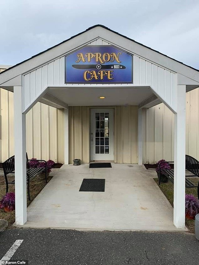 Los mejores amigos de los pilotos mueren al chocar sus helicópteros en el aire poco después de desayunar juntos en un café local