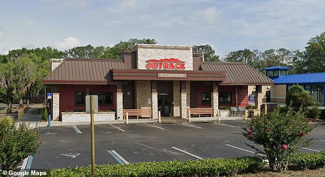 Un hombre de Florida sufrió “daños corporales graves” después de que el asiento del inodoro se rompiera debajo de él en Outback Steakhouse mientras presentaba una demanda contra una cadena de restaurantes.