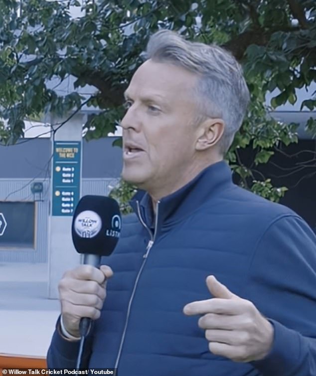 El jugador de críquet inglés Graeme Swann critica a un hombre por filmar la estancia de borracho de Ben Duckett en Noosa