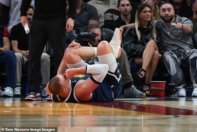 La superestrella de la NBA Nikola Jokic conoce los resultados de una resonancia magnética tras desplomarse en la cancha debido a una lesión “grave”