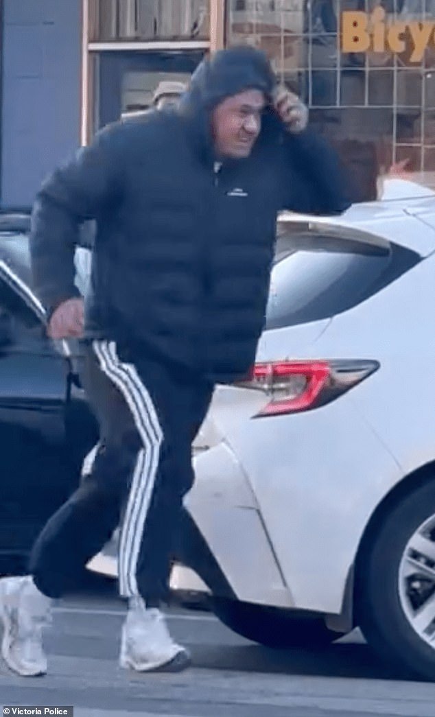 Un buen samaritano armado con un palo de golf se enfrenta a un presunto ladrón de coches que intenta robar el Mercedes de una mujer en Melbourne.