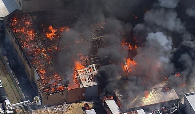 Se produce un gran incendio en una fábrica en Sydney, que genera una enorme nube de espeso humo negro en el aire en Greenacre.