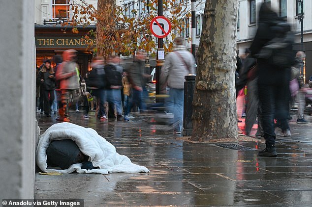 Las personas que duermen en la calle recibirán £2.000 para que las gasten en lo que quieran como parte de sus estudios y ver si el dinero puede hacer que las personas sin hogar encuentren una vivienda más rápido.