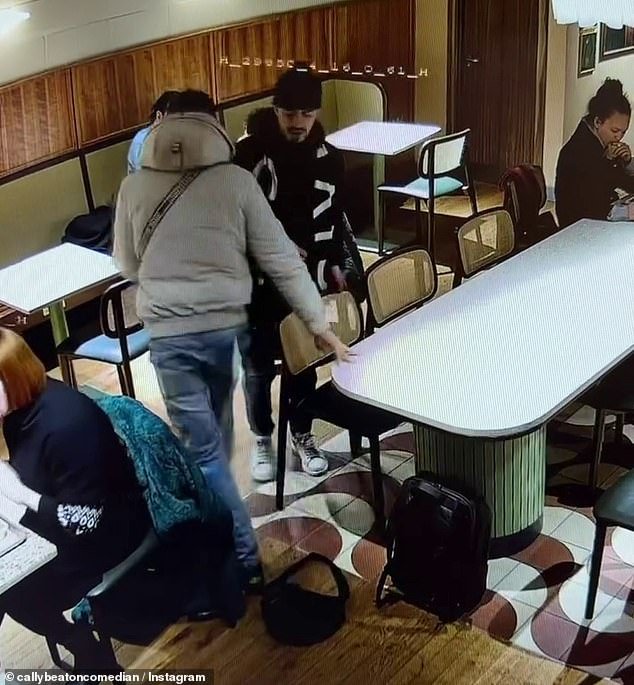 En un restaurante de Londres, unos ladrones descarados roban el bolso de la comediante de debajo de su asiento