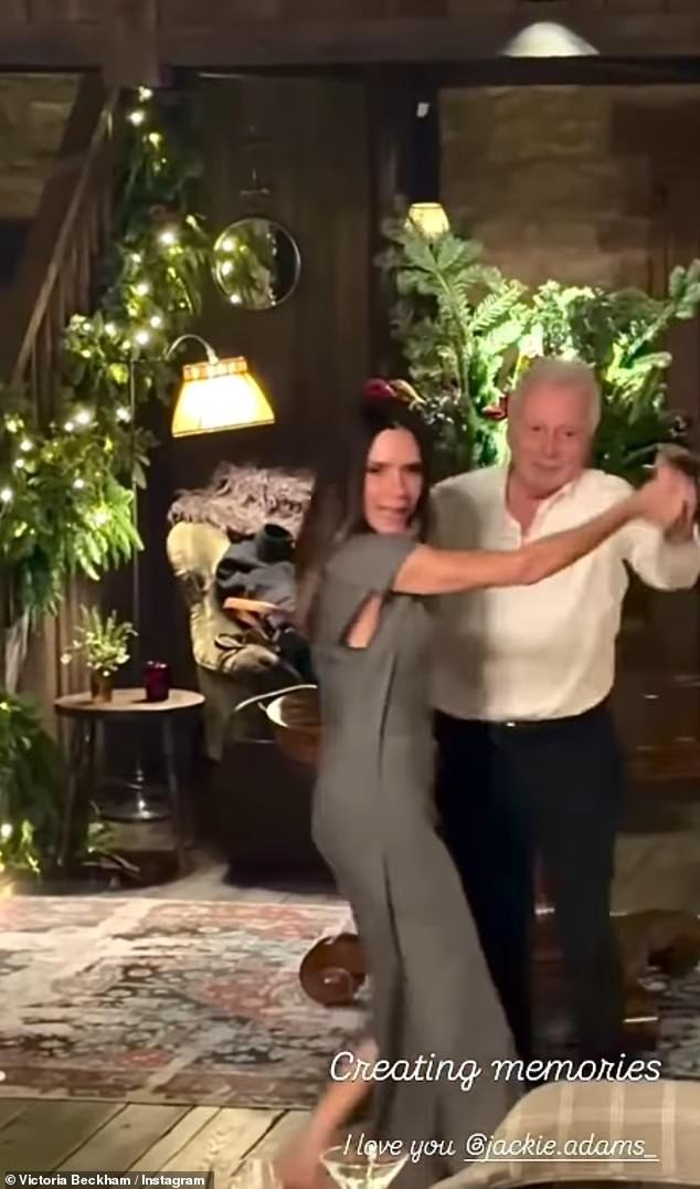 Momento conmovedor: Victoria Beckham baila con su rara vez visto padre Tony Adams durante las celebraciones navideñas sin su hijo Brooklyn