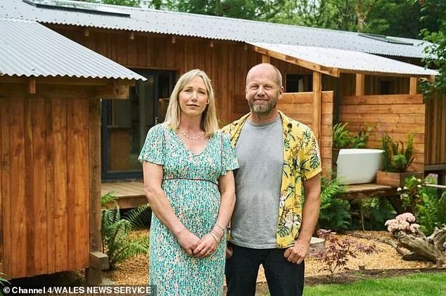 La estrella de la BBC que renunció a su trabajo en televisión para vivir una vida aislada en el bosque amenaza con perder la “casa de sus sueños” de £150.000 si no cumple con las estrictas normas de cero emisiones de carbono.