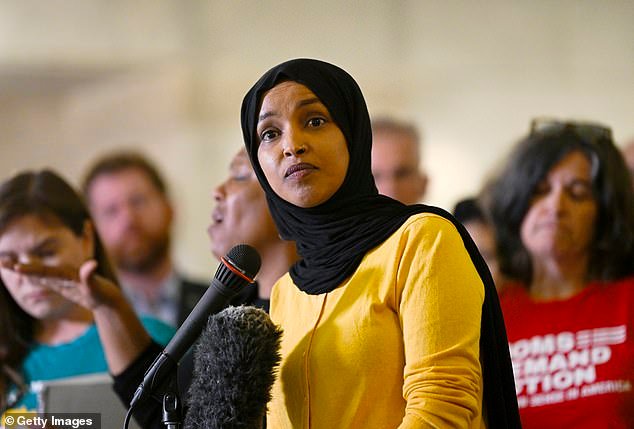 La congresista somalí Ilhan Omar se enfrenta a una investigación sobre cómo su fortuna familiar creció de casi nada a 30 millones de dólares en sólo un año.