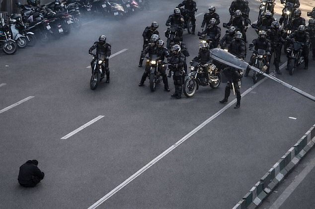 ¿El momento de Irán en la plaza de Tiananmen? Mientras las protestas sacuden a Teherán, surge una imagen de un manifestante solitario que recuerda al famoso “Hombre Tanque” de China.