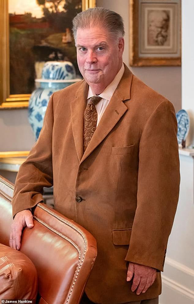 Un profesor jubilado de Harvard dice que la universidad odia a los hombres blancos brillantes y los rechaza en favor de candidatos de minorías inferiores para promover la diversidad.