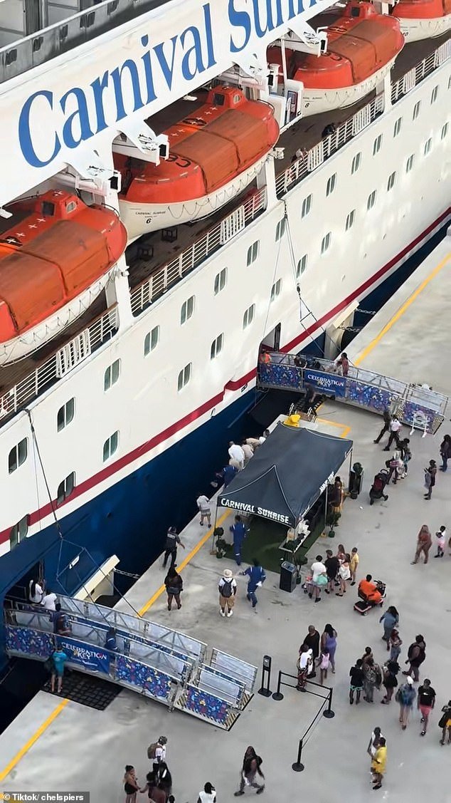 Madre desesperada salta desde un muelle para salvar a una niña de cuatro años atrapada entre un CRUCERO y un muelle en Bahamas