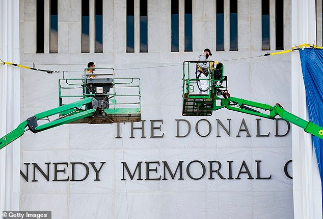 Artistas de la Lista D hacen berrinches por el cambio de nombre del Centro Trump-Kennedy cuando se publica la noticia de que la venta de entradas está cayendo en picado