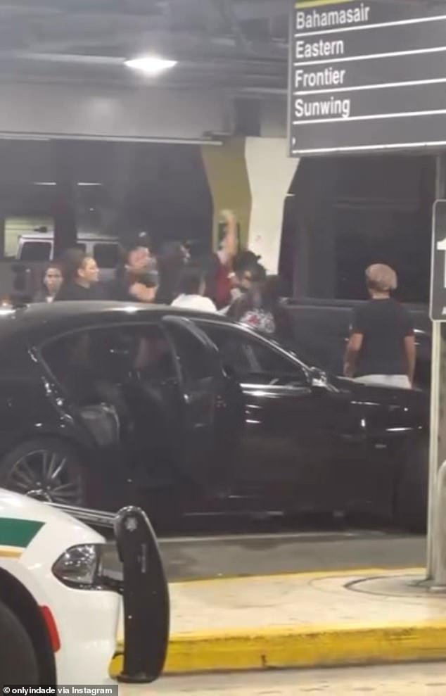 Estalla una pelea fea y espeluznante entre hombres y mujeres en el aeropuerto de Miami