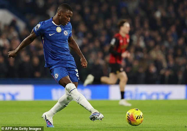 Moisés Caicedo se perderá el viaje del Chelsea al Manchester City tras recibir una tarjeta amarilla apenas a los cuatro minutos del partido ante el Bournemouth