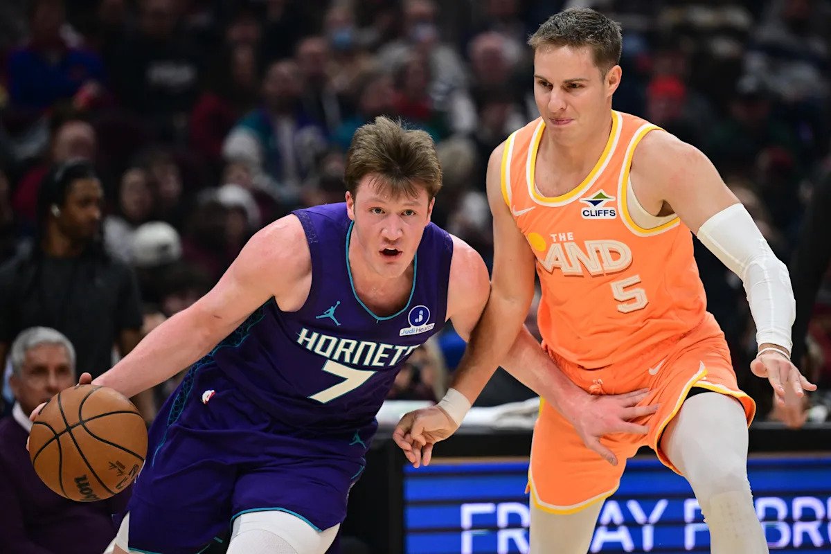 El novato de los Hornets, Kon Knueppel, establece el récord de la NBA como el jugador más rápido en realizar 100 tiros de 3 puntos