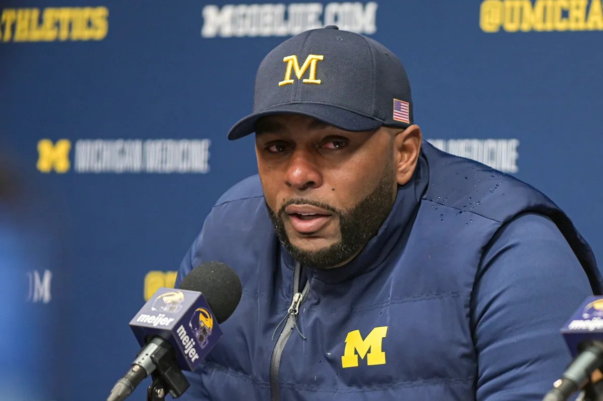 El ex entrenador de Michigan, Sherrone Moore, acusado de robo con allanamiento de morada, queda en libertad bajo fianza