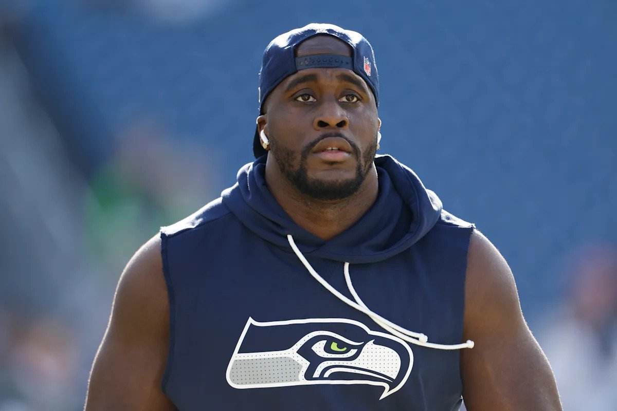 El LB Derick Hall de los Seahawks fue suspendido un juego por pisar la pierna de Kevin Dotson de los Rams mientras estaba en el suelo.