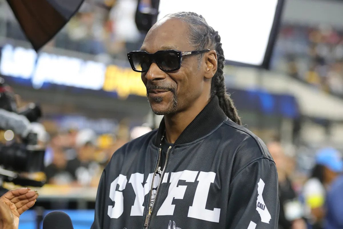 Snoop Dogg encabezará el espectáculo de medio tiempo navideño de Netflix durante los Lions-Vikings, con actuaciones del grupo “KPop Demon Hunters” Lainey Wilson
