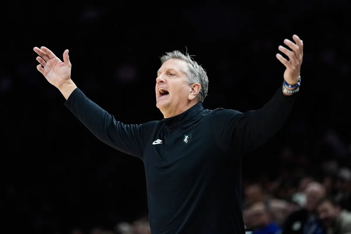 Chris Finch de los Timberwolves es expulsado después de insultar al árbitro menos de 6 minutos después de derrotar al Thunder