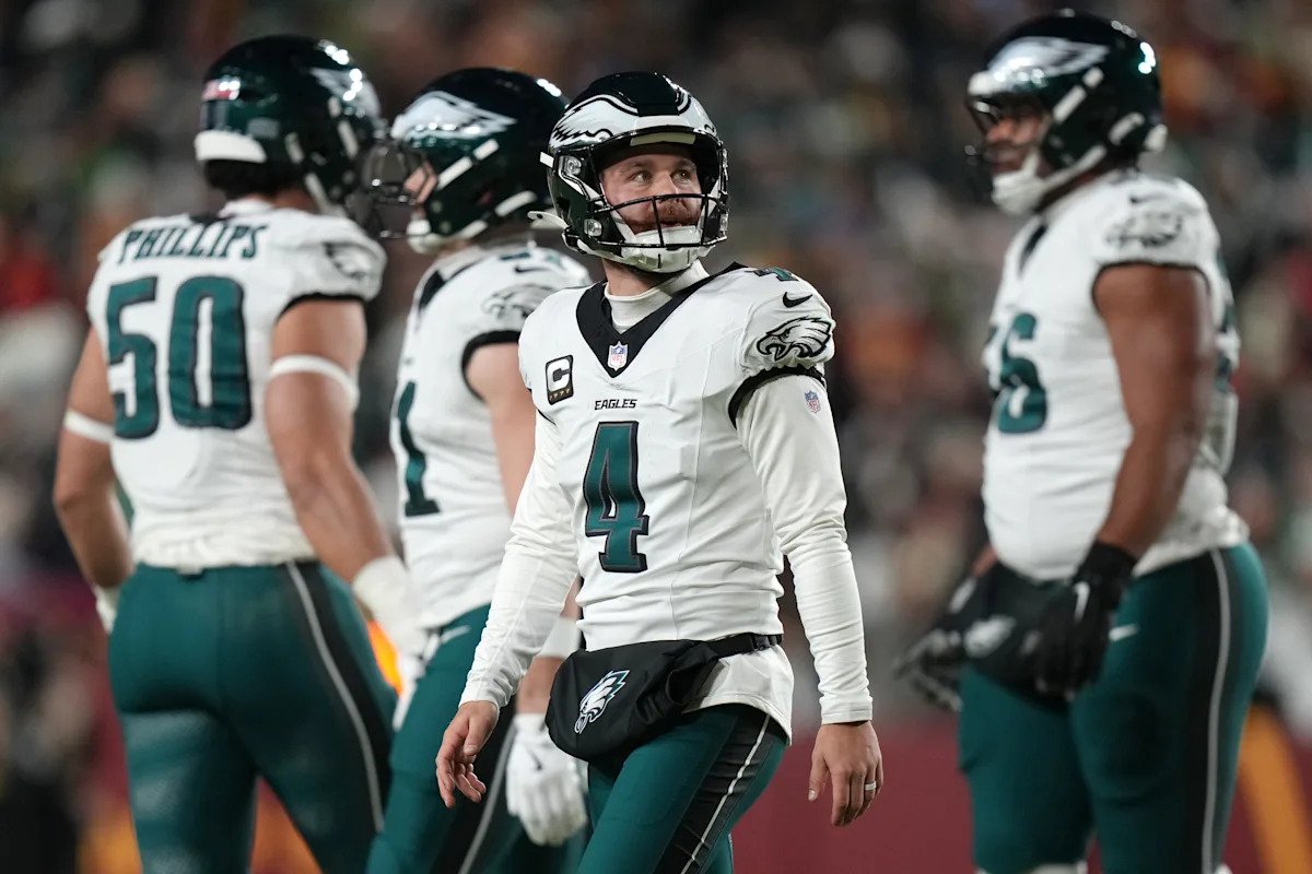 Jake Elliott de los Eagles falló tres intentos de gol de campo en la primera mitad contra los Commanders, incluida la segunda oportunidad después de un penal.