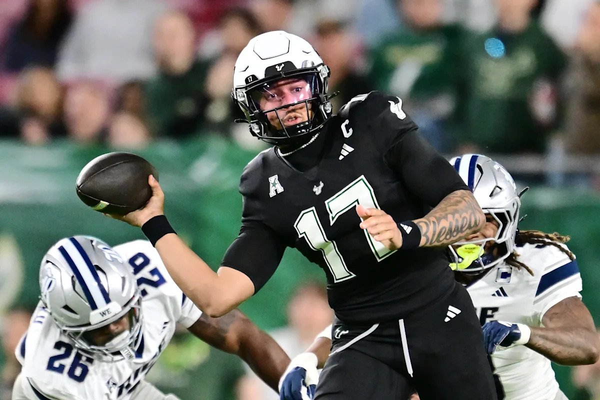 Se informa que el mariscal de campo estrella de la USF, Byrum Brown, está ingresando al portal de transferencias después de liderar la nación en touchdowns totales.