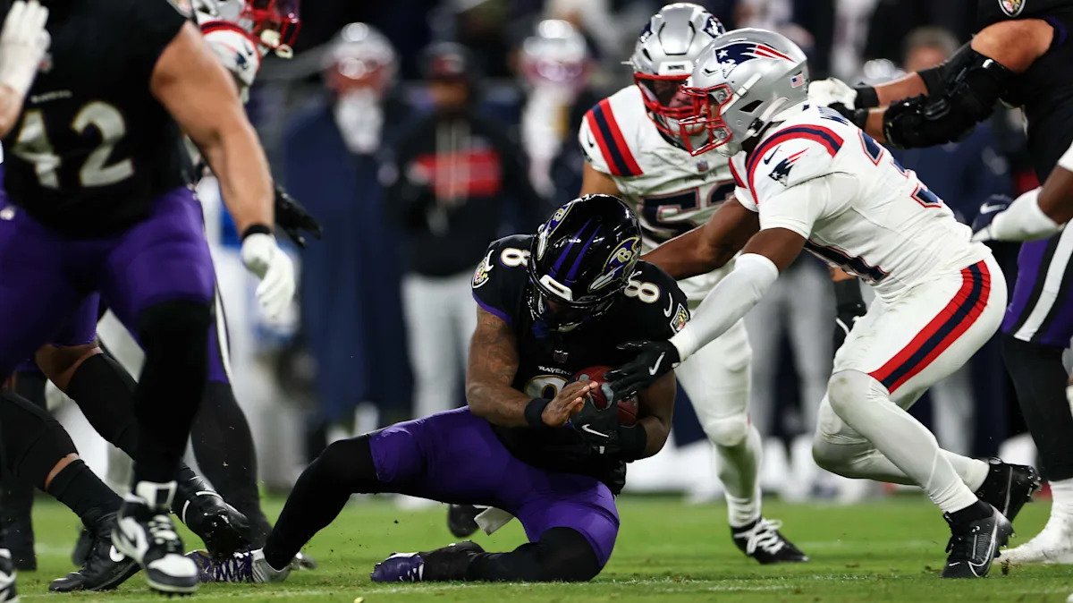 Se espera que Lamar Jackson esté de baja en el día a día después de salir temprano de la derrota de los Ravens ante los Patriots por una lesión en la espalda.