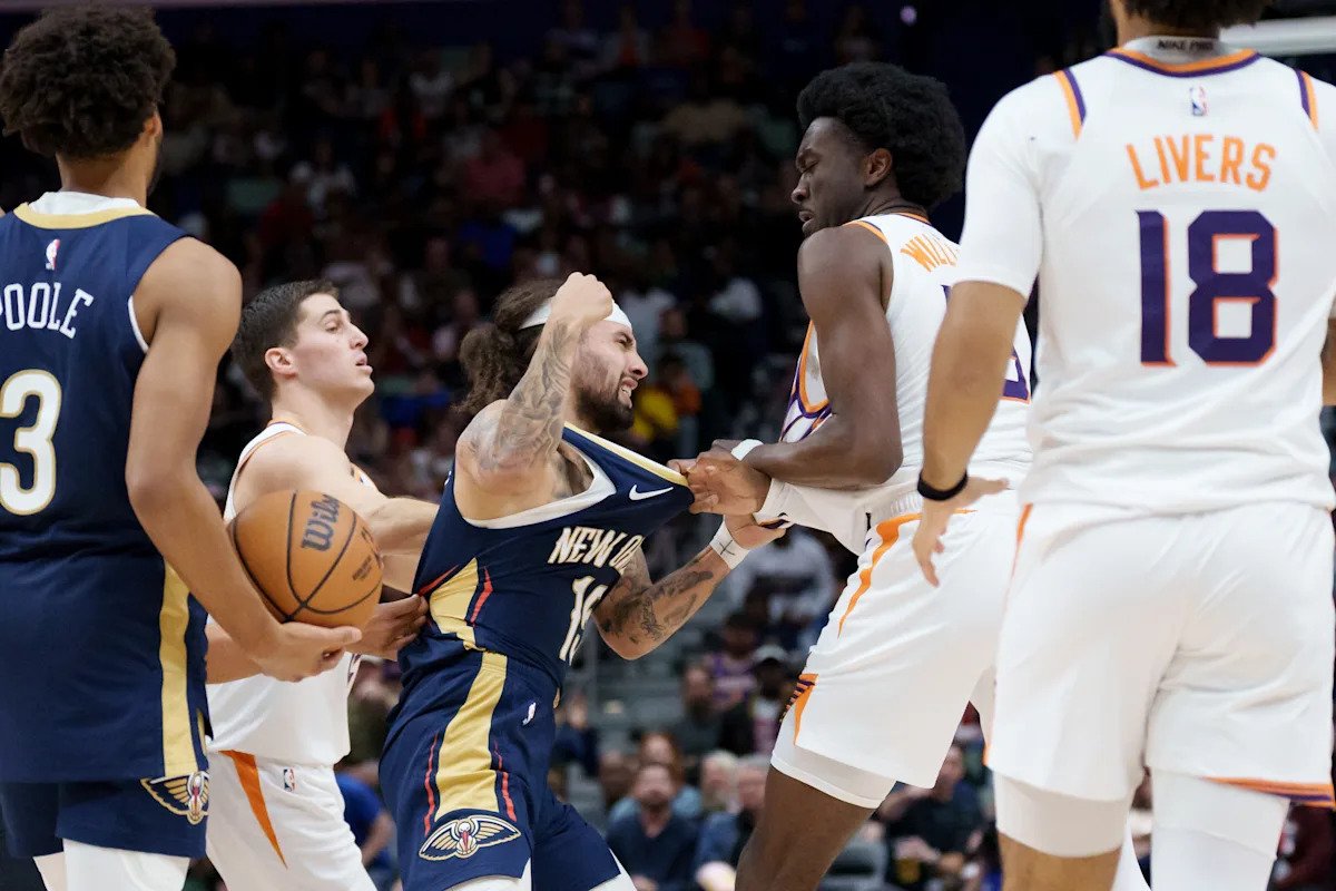 José Alvarado fue suspendido por dos juegos y Mark Williams fue suspendido por un juego luego de lanzar golpes en la victoria de los Suns sobre los Pelicans.