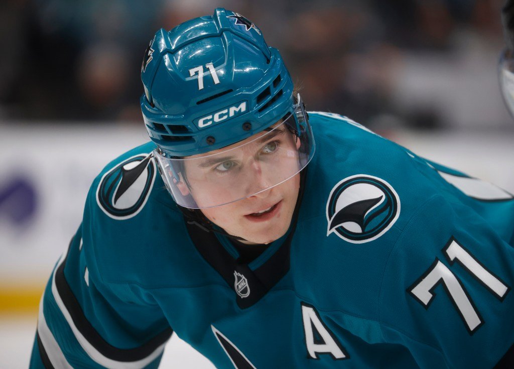 Macklin Celebrini de los San Jose Sharks espera una decisión sobre el equipo olímpico de Canadá