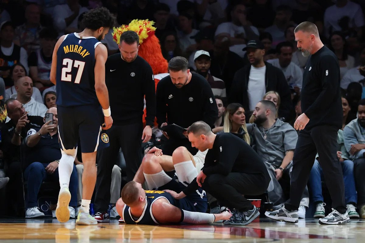 La estrella de los Nuggets, Nikola Jokić, salió cojeando del campo al principio de la derrota ante el Heat después de sufrir una lesión en la rodilla.