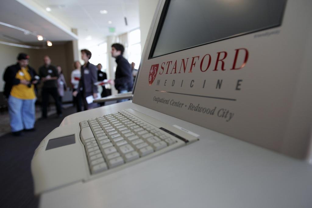 Investigador despedido de Stanford condenado por manipular base de datos con insultos