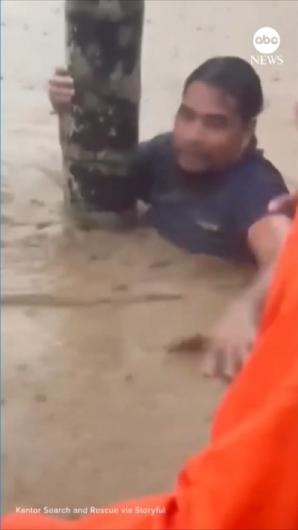 MIRAR: Los rescatistas rescatan a hombres aferrados a los árboles durante inundaciones mortales en Indonesia