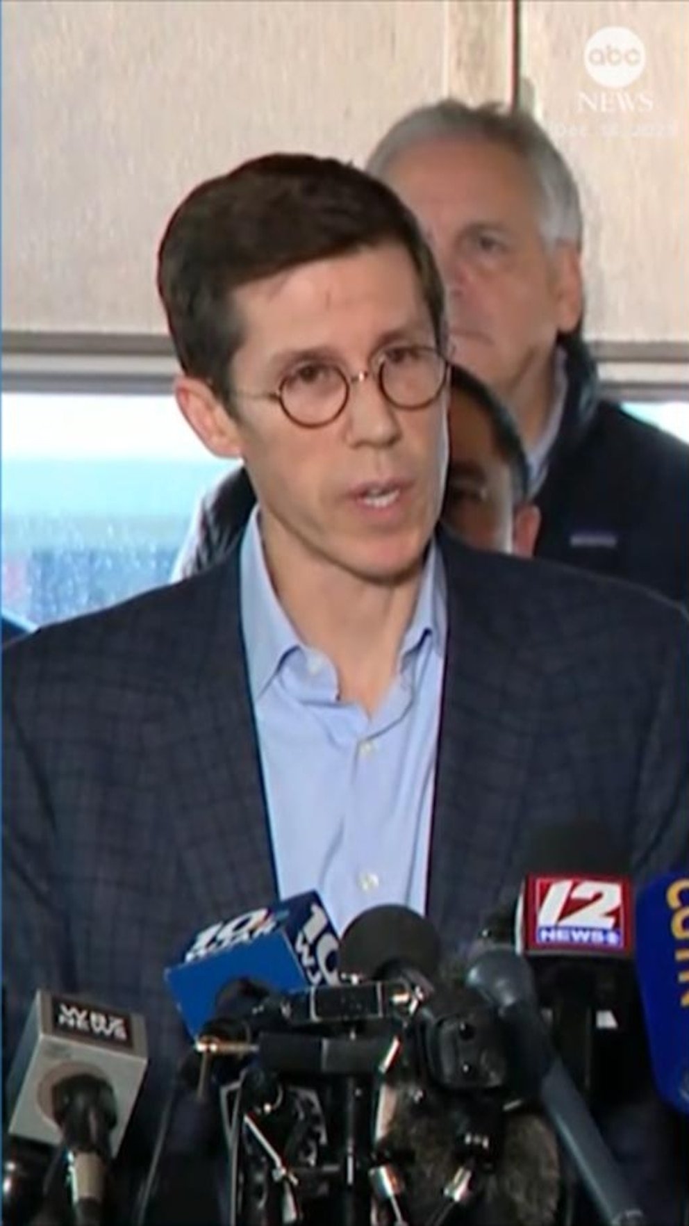 MIRAR: El alcalde de Providence, Smiley, visita a los sobrevivientes del tiroteo en Brown