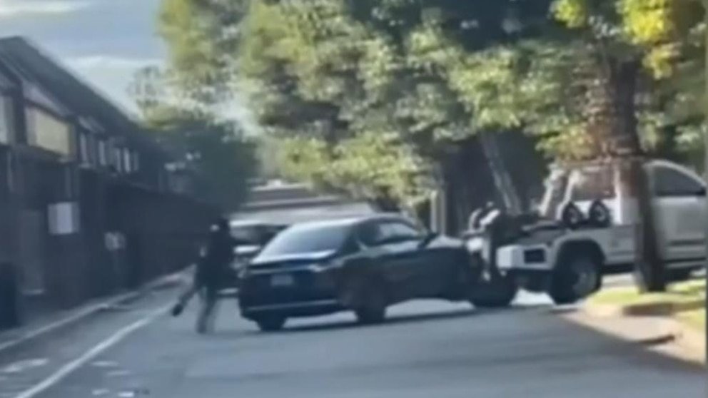 MIRAR: Conductor de grúa arrestado después de supuestamente remolcar un automóvil con un niño adentro