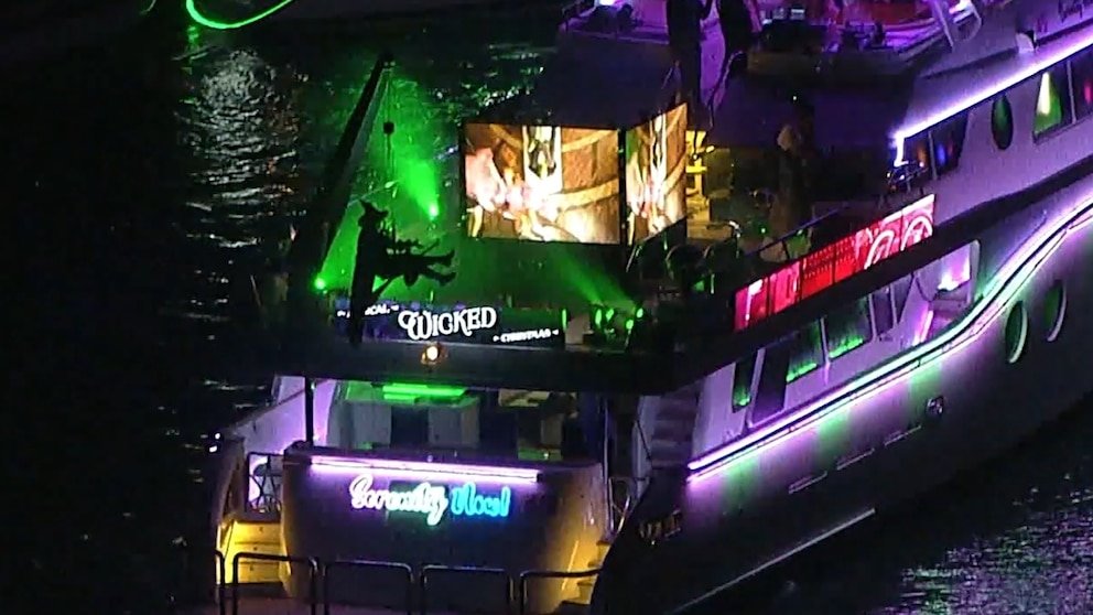 MIRAR: El desfile navideño de barcos de Newport Beach comienza con luces y decoraciones deslumbrantes