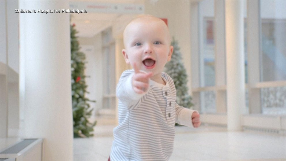 MIRA: El primer bebé genéticamente modificado del mundo da sus primeros pasos