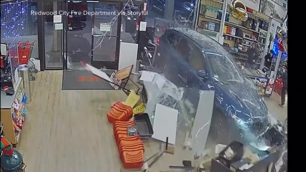 Video Auto choca contra ferretería en California