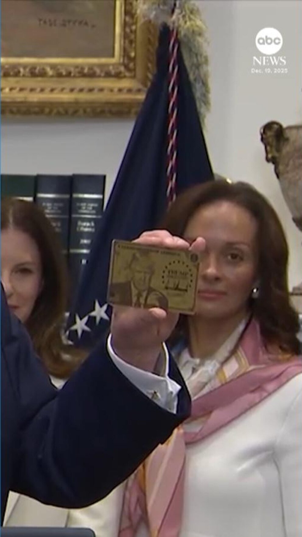 MIRAR: El presidente Trump presenta una ‘Tarjeta Dorada’ de 1 millón de dólares