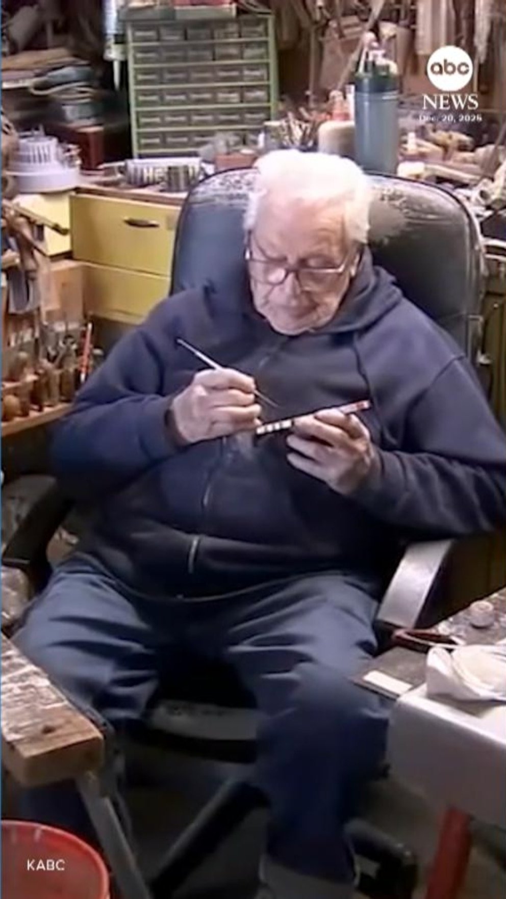 MIRAR: Un fabricante de juguetes de 100 años convierte su garaje en una tienda navideña