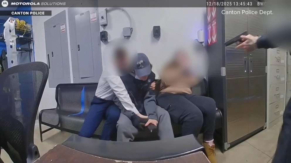 MIRAR: Sospechoso de hurto apunta con arma a un oficial