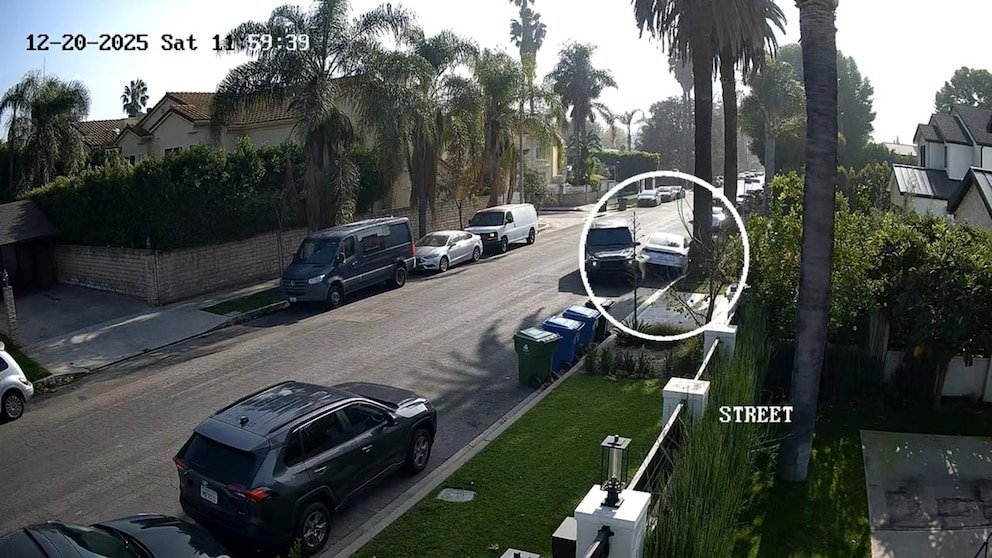 MIRAR: Mamá defiende a los ladrones embistiéndolos con su auto