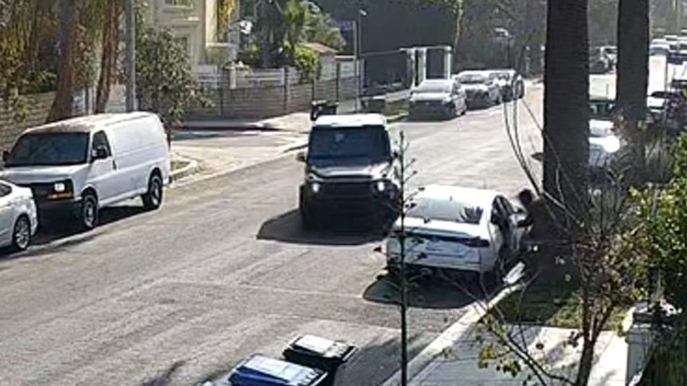 Vídeo: Madre embiste el coche de fuga del presunto ladrón