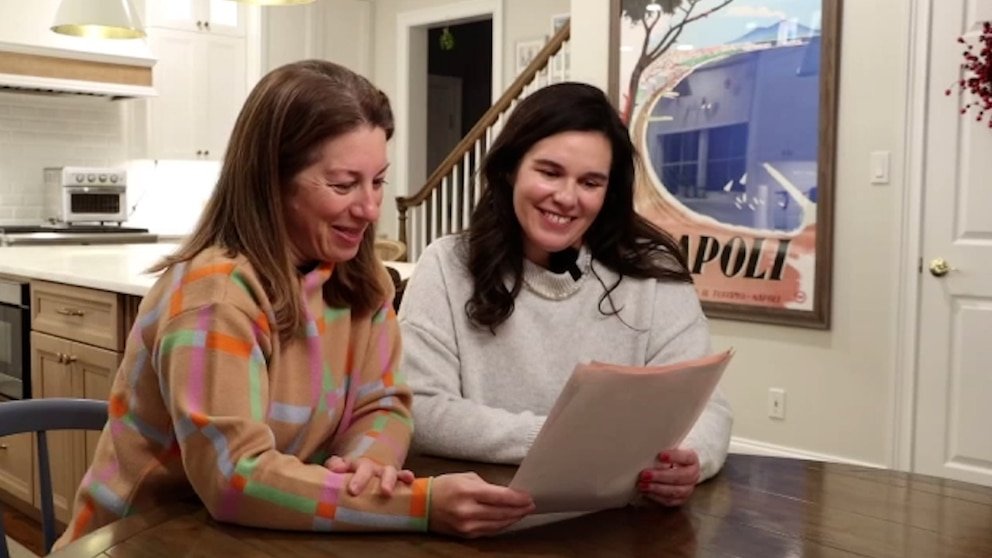 MIRAR: Una mujer se sorprendió al descubrir que su amigo por correspondencia de la infancia era su obstetra.