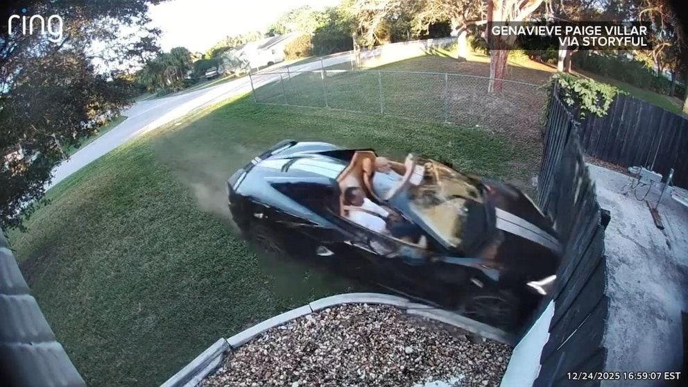 MIRAR: Un Corvette se estrella contra el patio trasero de una familia de Florida en Nochebuena