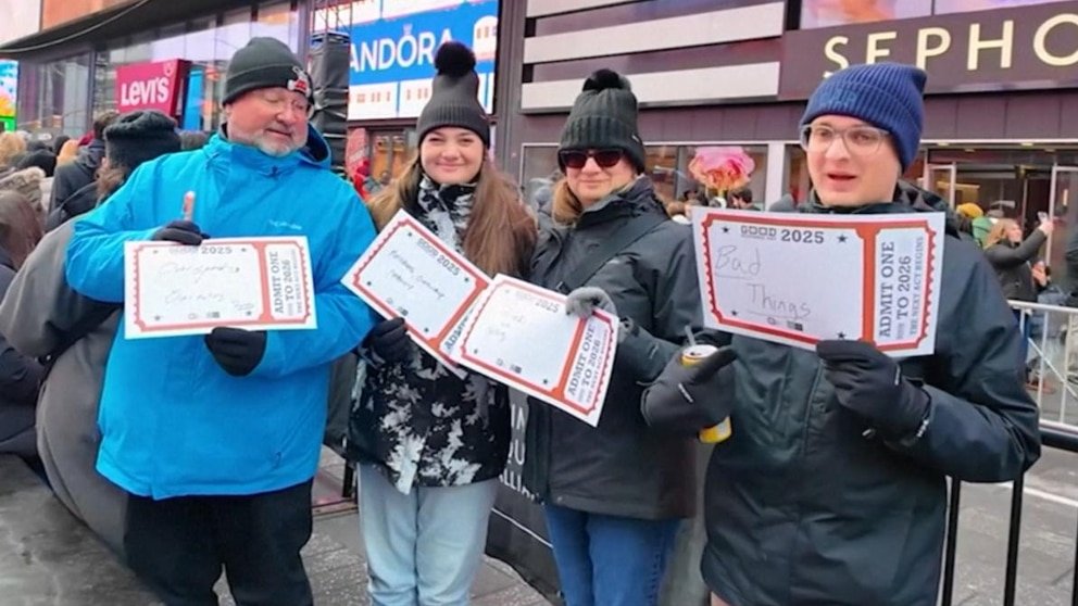 MIRAR: Cómo la gente desea ‘adiós’ al 2025